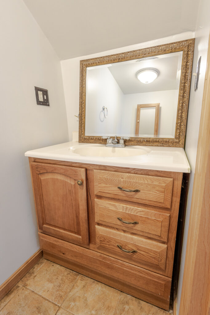 36 Runnymeade half bath